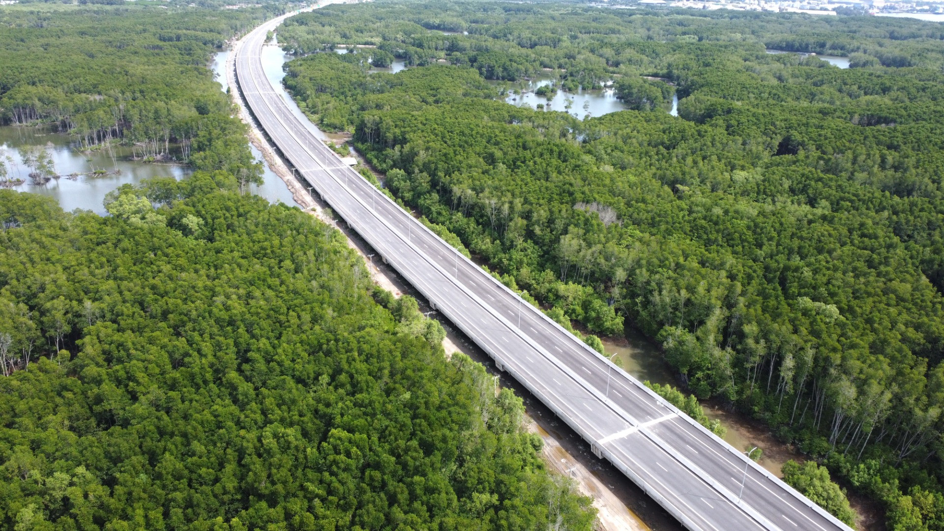 Tổng công ty Đầu tư phát triển đường cao tốc Việt Nam cho biết, thời gian qua, với sự vào cuộc của các bên liên quan, các vướng mắc của dự án đã được tháo gỡ kịp thời. Sau khi tái khởi động thi công từ quý III/2023, một số đoạn tuyến của dự án đường cao tốc Bến Lức - Long Thành đã cơ bản hoàn thành.