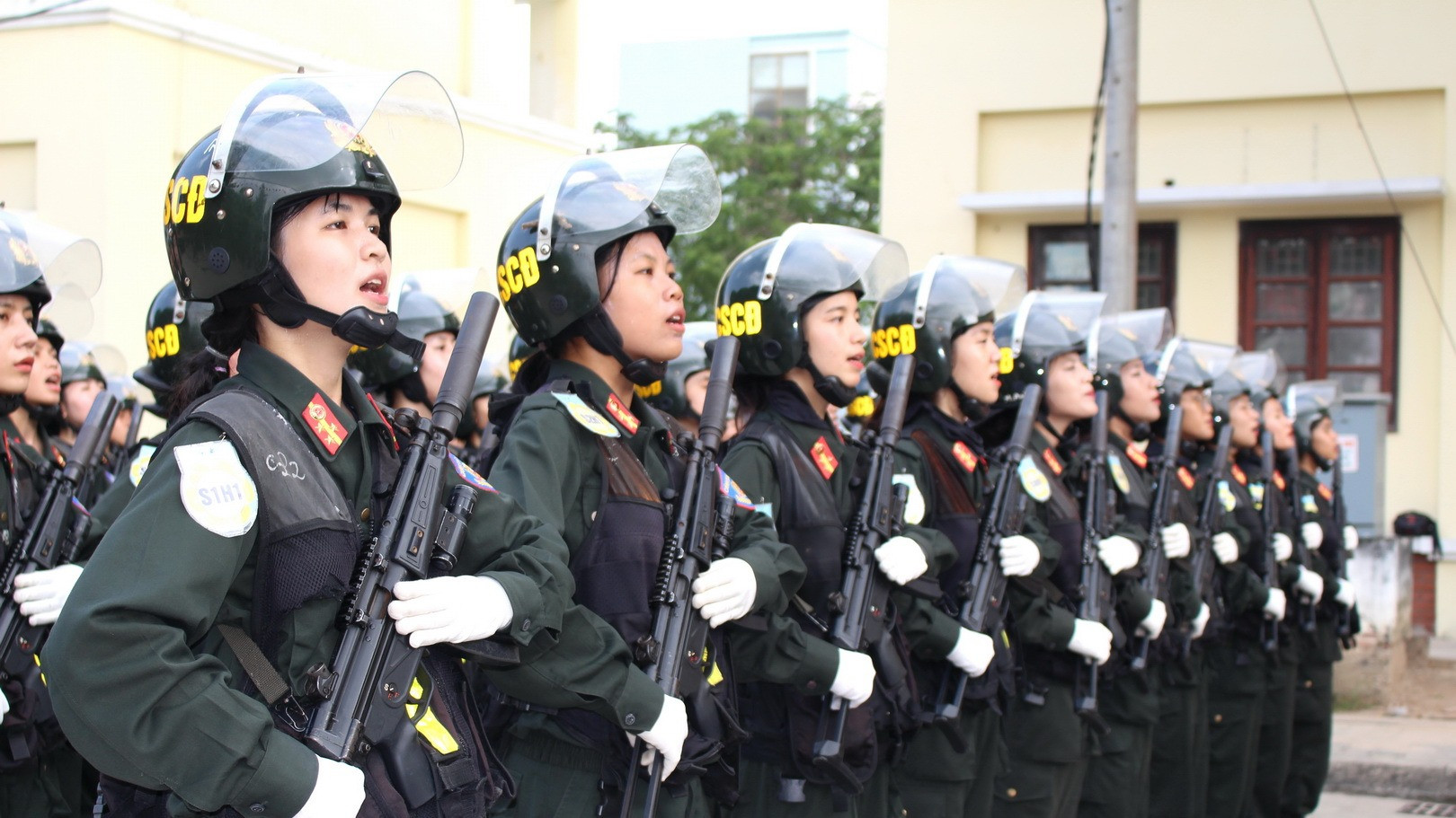 Khối nữ Cảnh sát cơ động tham gia hợp luyện.