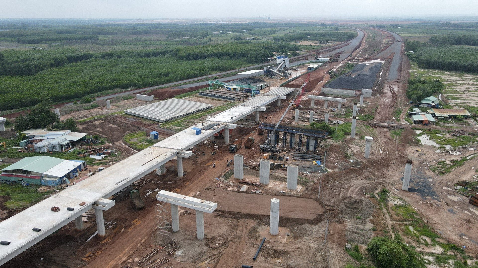 Dự kiến sau khi hoàn thành tất cả các giai đoạn, sân bay quốc tế Long Thành sẽ đạt công suất lên đến 100 triệu hành khách/năm và trở thành sân bay lớn nhất nước ta trong tương lai, hướng tới trở thành một trong những trung tâm trung chuyển hàng không quốc tế của khu vực. Trong ảnh đường giao thông kết nối sân bay T1 đang thi công ngày đêm để bảo đảm tiến độ đề ra.