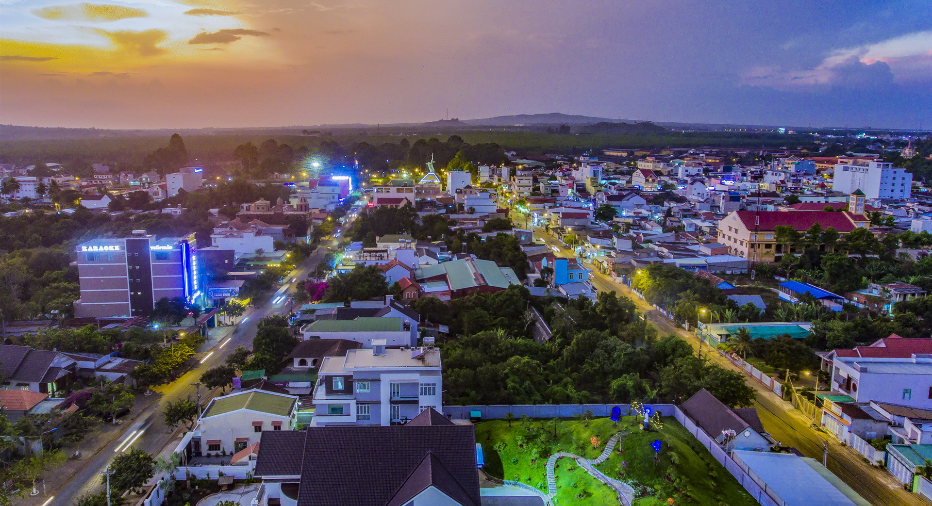 Màn đêm chuẩn bị buông xuống ở đô thị Long Khánh.