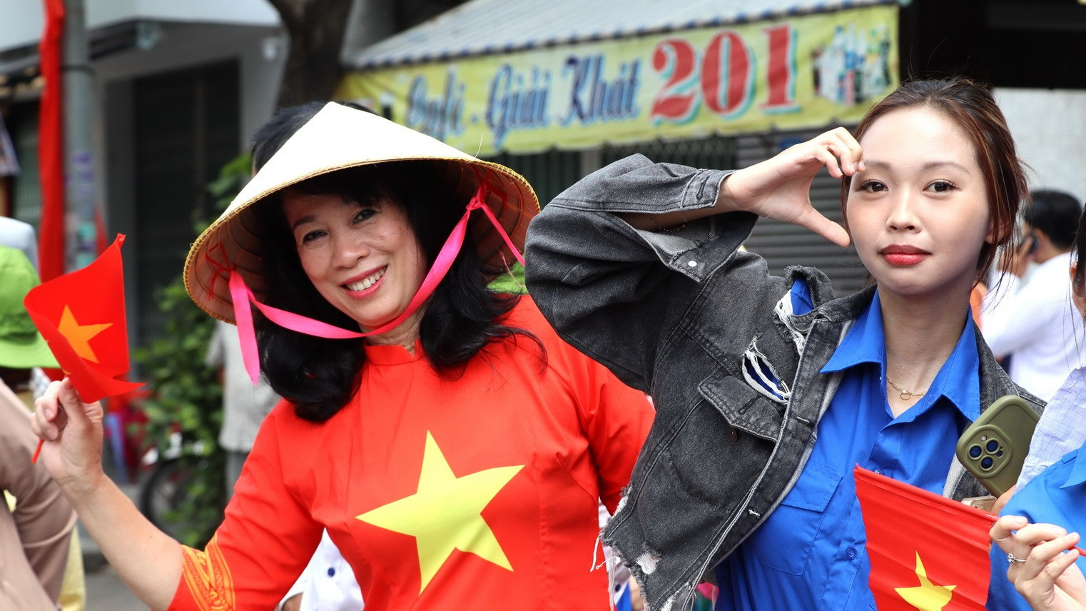 Người dân tỉnh Đồng Nai đứng hai bên đường Hưng Đạo Vương đón tiếp các lực lượng diễu binh, diễu hành.