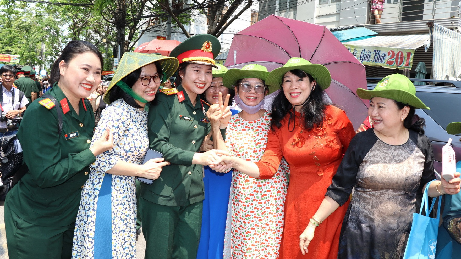 Cán bộ Sở Giáo dục và Đào tạo Đồng Nai cùng người dân địa phương hân hoan đón tiếp lực lượng diễu binh, diễu hành.