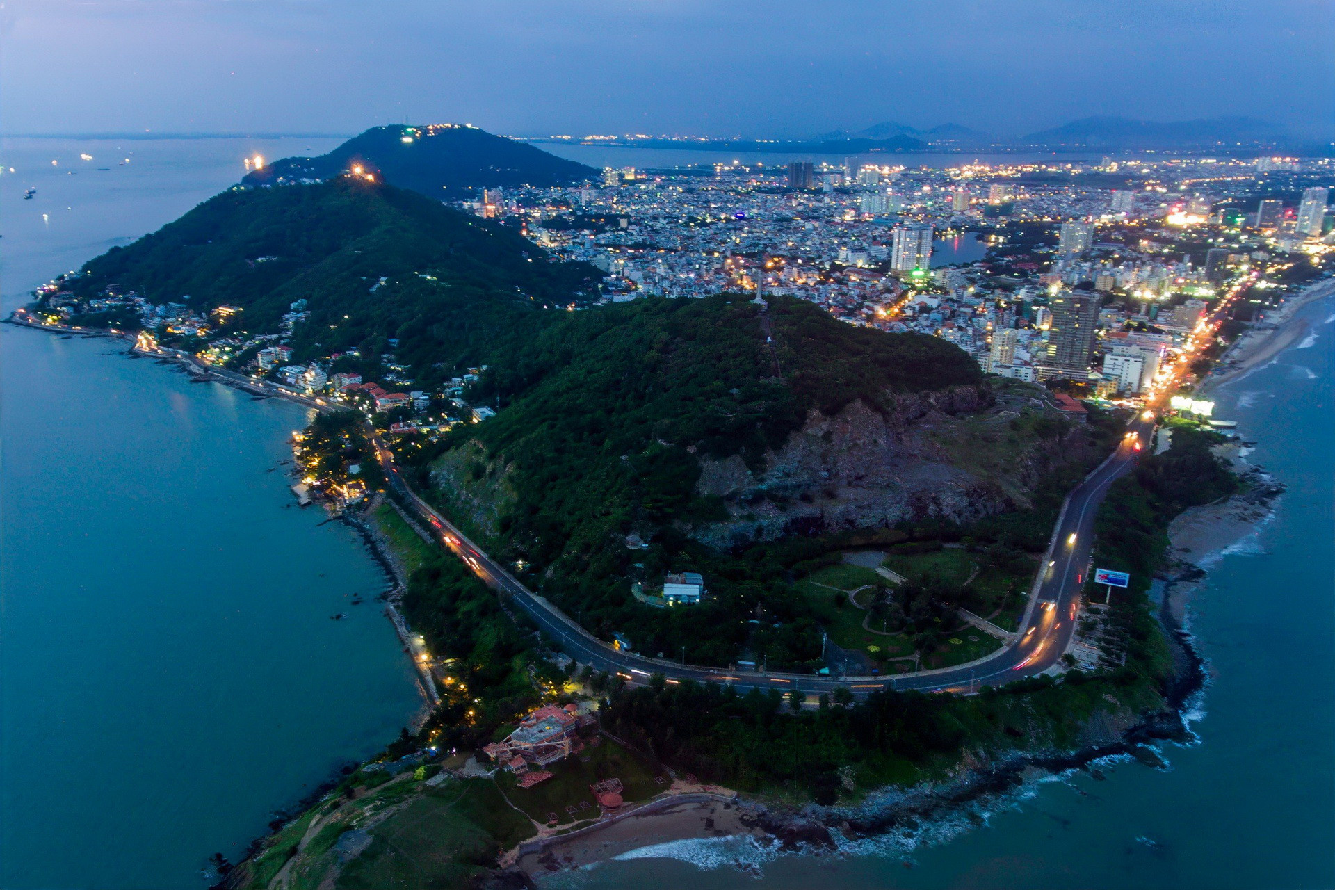 Đường ven biển tại thành phố Vũng Tàu, tỉnh Bà Rịa-Vũng Tàu, trở thành điểm nhấn thu hút du khách trong nước và quốc tế của thành phố du lịch này. Đường ven biển tại thành phố Vũng Tàu, tỉnh Bà Rịa-Vũng Tàu, trở thành điểm nhấn thu hút du khách trong nước và quốc tế của thành phố du lịch này.