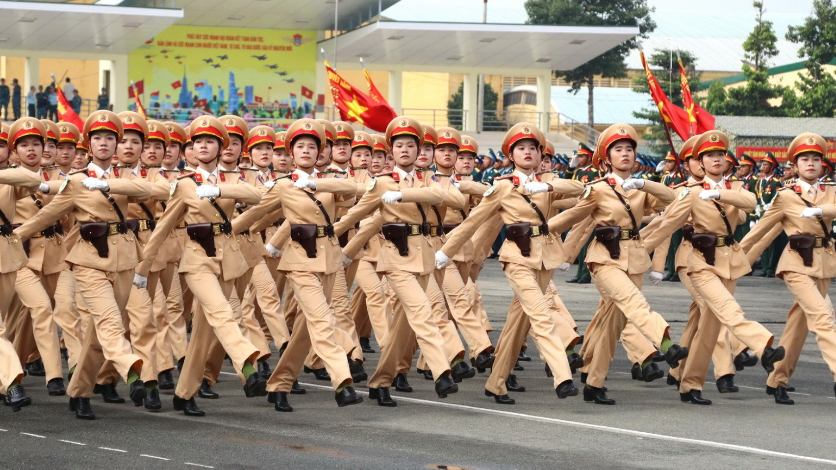 Khối nữ sĩ quan cảnh sát giao thông.