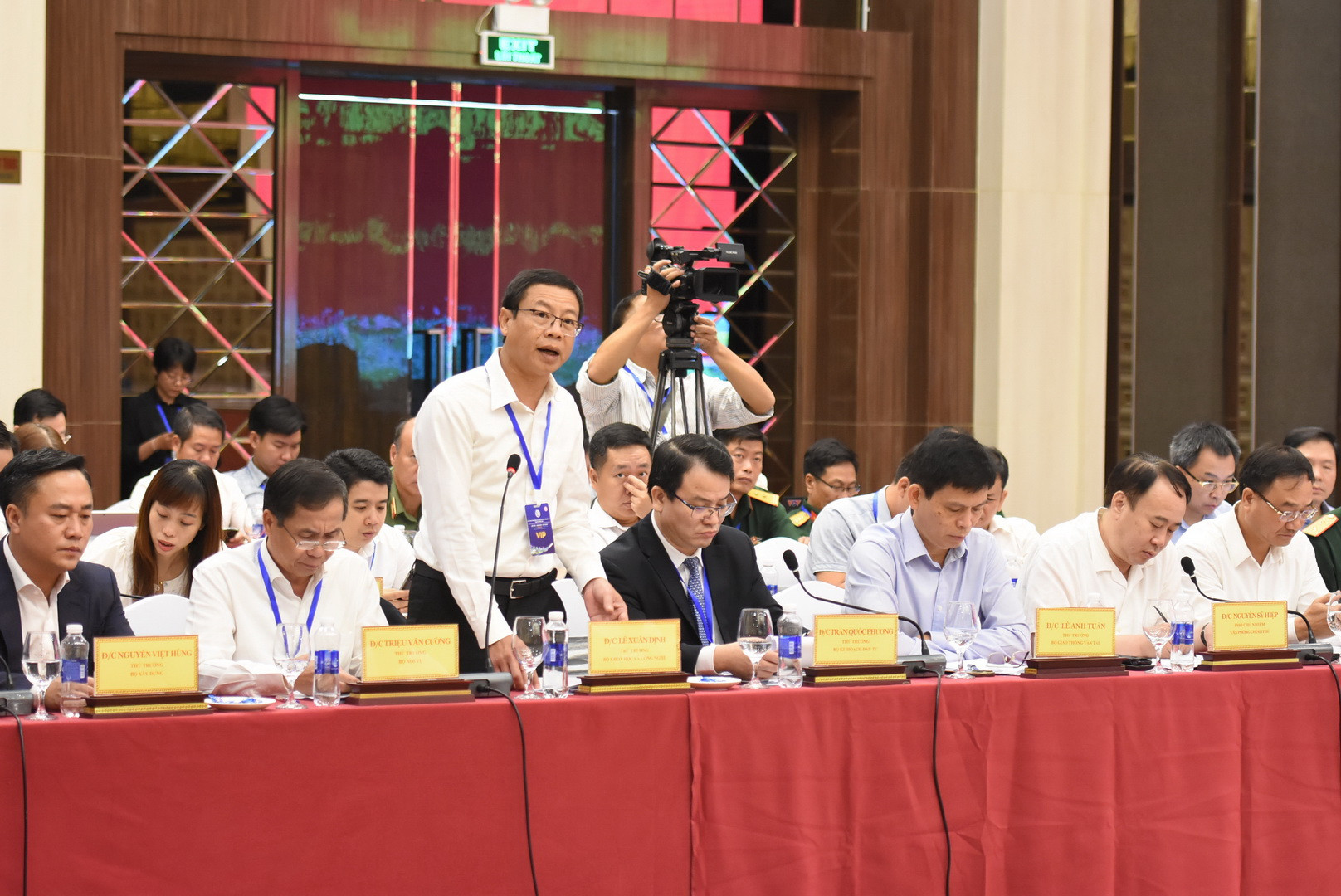 Các đồng chí trong Đoàn công tác Chính phủ phát biểu ý kiến tại buổi làm việc.