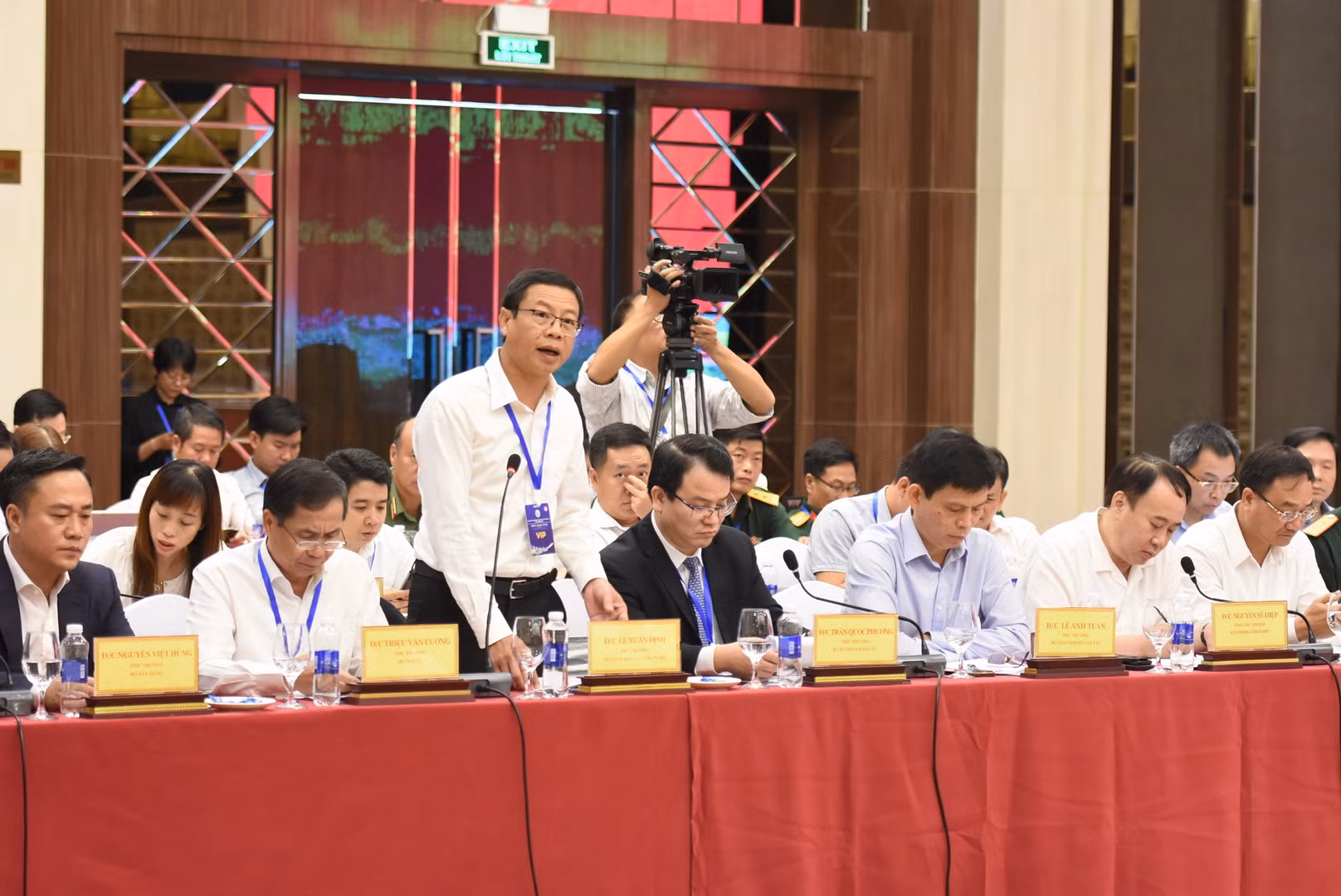 Các đồng chí trong Đoàn công tác Chính phủ phát biểu ý kiến tại buổi làm việc.