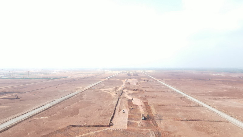 Cùng với nhà ga hành khách, việc xây dựng đường băng cũng đang được đẩy nhanh tiến độ thi công. Trong giai đoạn 1, sân bay Long Thành sẽ xây dựng đường băng có chiều dài 4.000m, chiều rộng 75m.