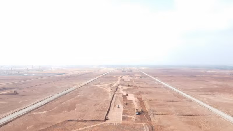 Cùng với nhà ga hành khách, việc xây dựng đường băng cũng đang được đẩy nhanh tiến độ thi công. Trong giai đoạn 1, sân bay Long Thành sẽ xây dựng đường băng có chiều dài 4.000m, chiều rộng 75m.