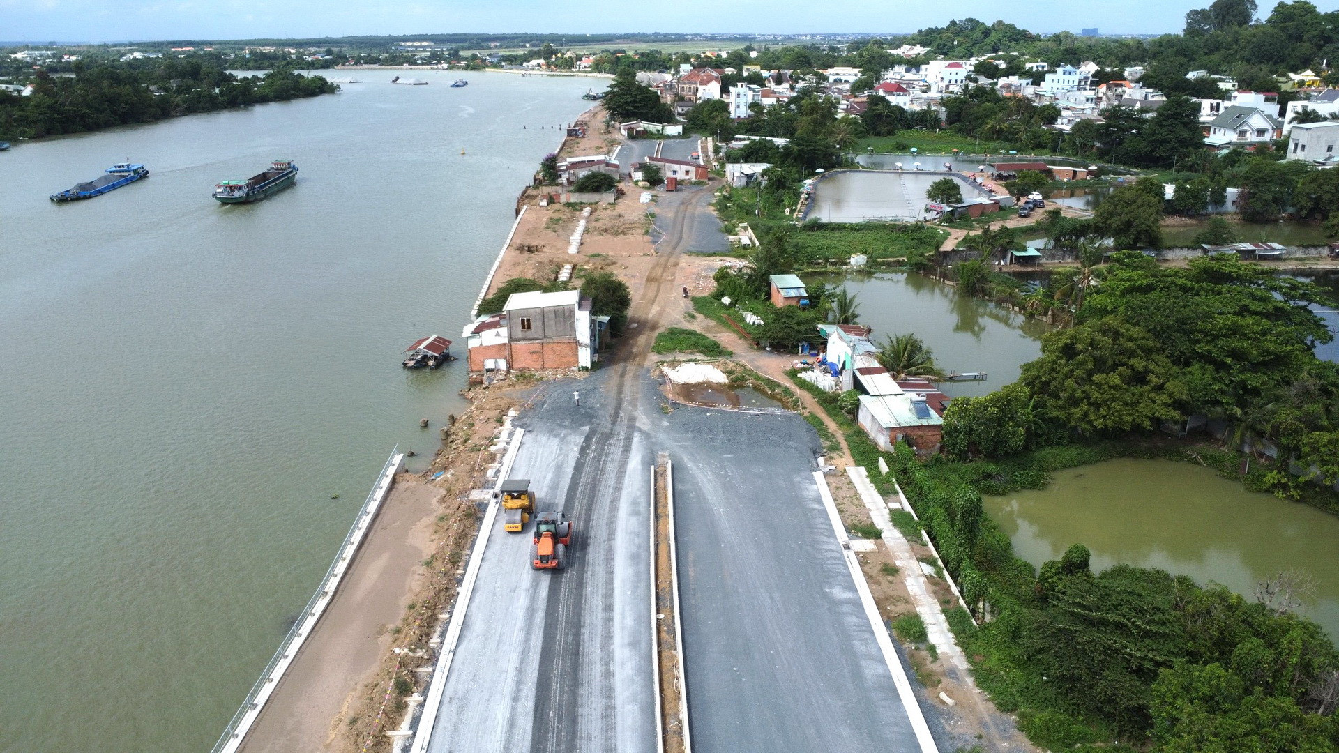 Dự án đường ven sông được đầu tư 1.339 tỷ đồng. Theo kế hoạch đề ra dự án sẽ hoàn thành, đưa vào sử dụng vào tháng 6/2023, thế nhưng đến nay mới thi công đạt 61%. Dự án đường ven sông được đầu tư 1.339 tỷ đồng. Theo kế hoạch đề ra dự án sẽ hoàn thành, đưa vào sử dụng vào tháng 6/2023, thế nhưng đến nay mới thi công đạt 61%.