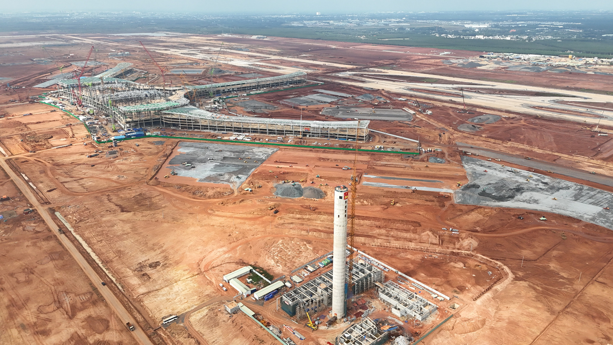 Đối với xây dựng đường cất hạ cánh thứ 2, hiện nay, Tổng Công ty Cảng hàng không Việt Nam (ACV) đã lựa chọn đơn vị tư vấn thiết kế và đơn vị tư vấn; lập, thẩm tra thiết kế cơ sở. Đồng thời, lập, thẩm tra hồ sơ báo cáo nghiên cứu khả thi điều chỉnh Dự án thành phần 3, Dự án đầu tư xây dựng sân bay Long Thành giai đoạn 1.