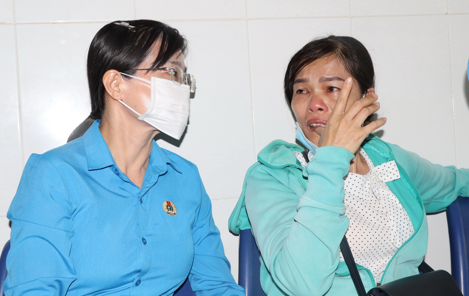 Lãnh đạo Liên đoàn Lao động tỉnh Đồng Nai động viên thân nhân người bị nạn.