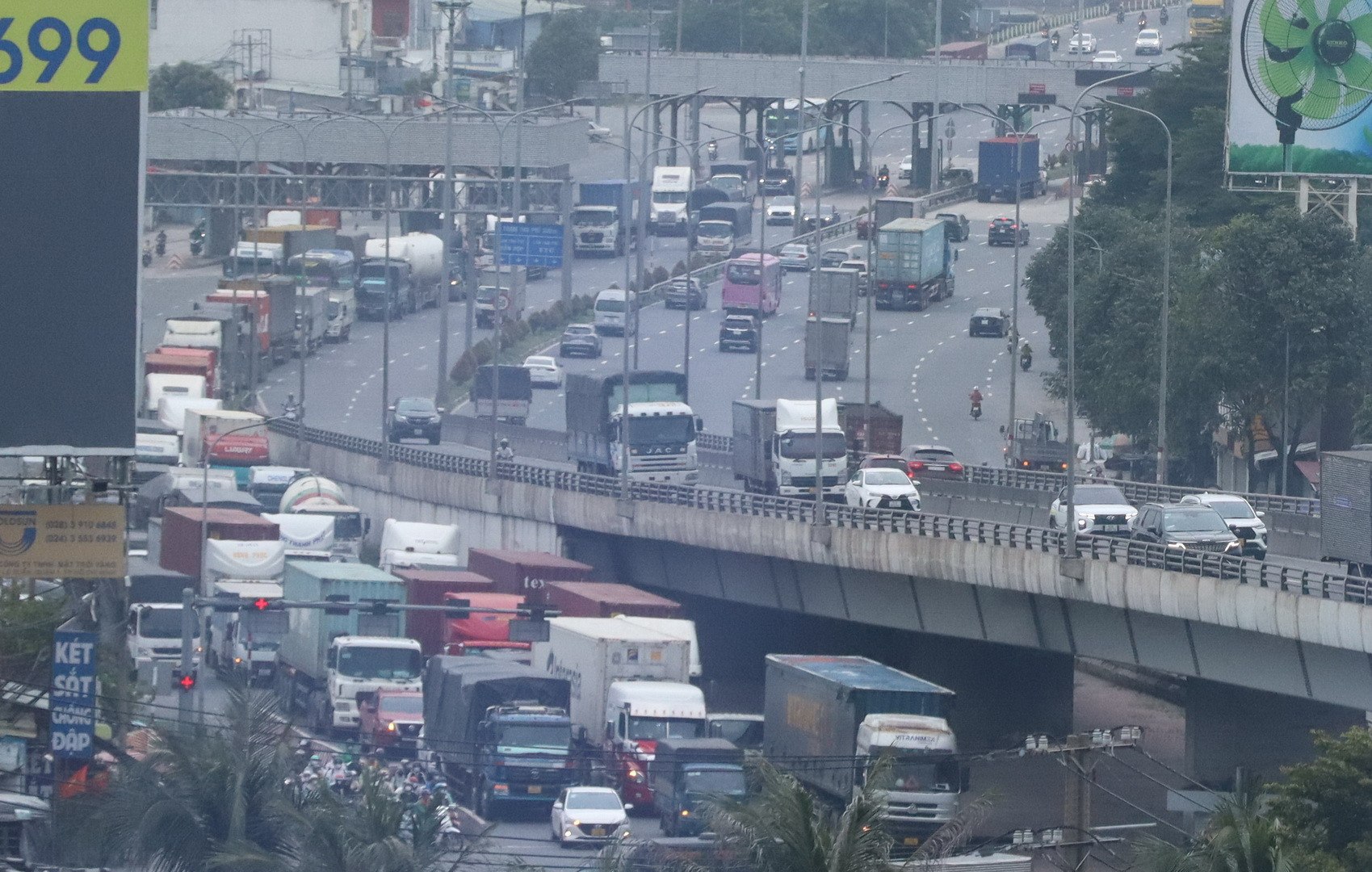 Lưu lượng phương tiện qua nút giao rất lớn, khiến ùn tắc thường xuyên xảy ra.