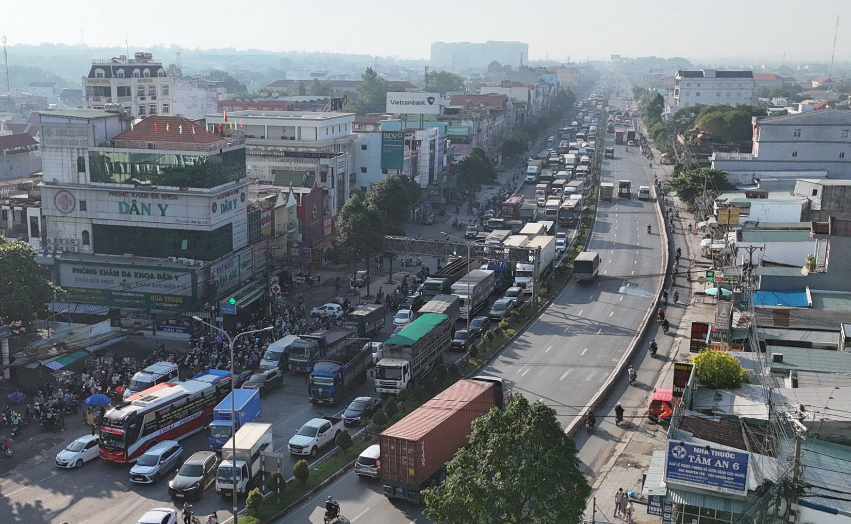 Mặc dù, thời gian qua tại khu vực đã được đầu tư xây dựng cầu vượt, hầm chui, nhưng do lượng phương tiện quá đông nên thường xuyên ùn tắc và tiềm ẩn nguy cơ tai nạn giao thông.
