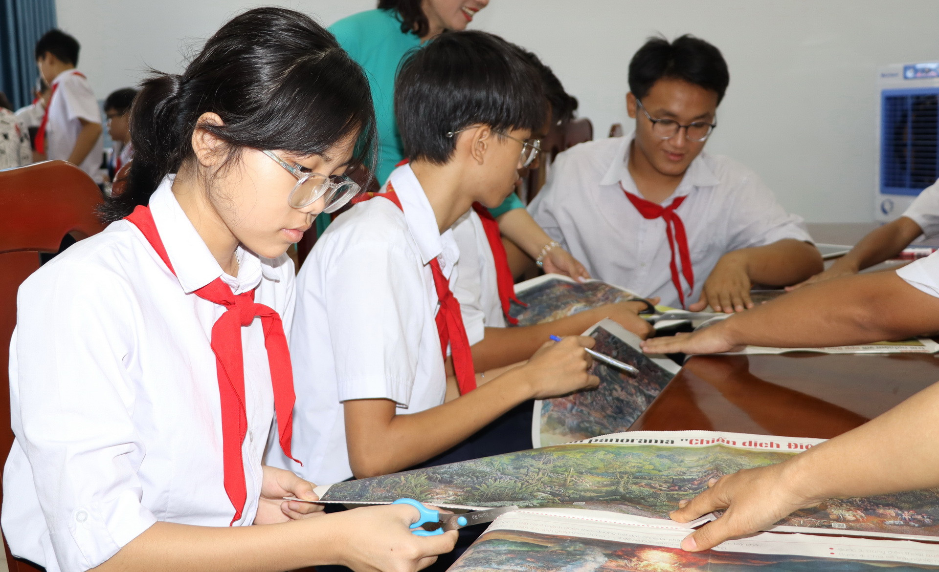 Học sinh trải nghiệm ở phần thi cắt, ghép tranh.