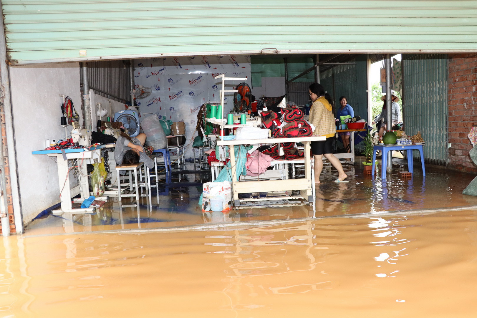 Một tiệm may gia công bị nước lũ tràn vào trong đêm.