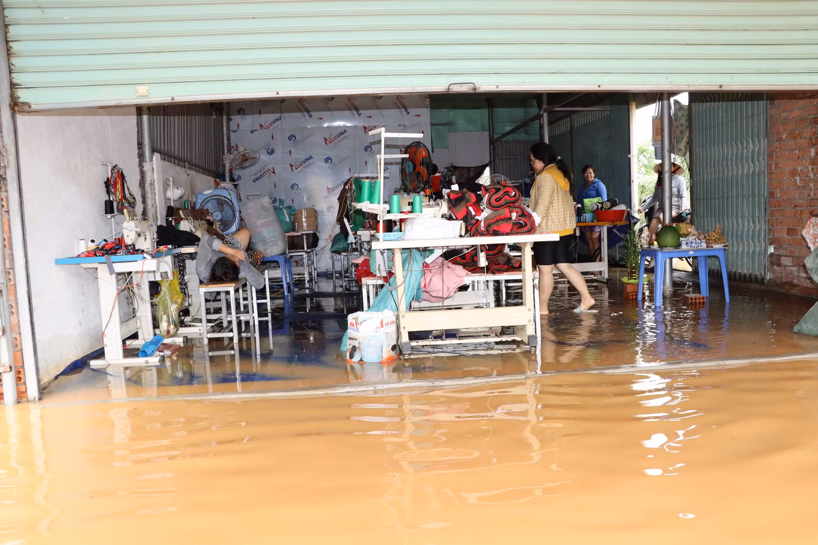 Một tiệm may gia công bị nước lũ tràn vào trong đêm.