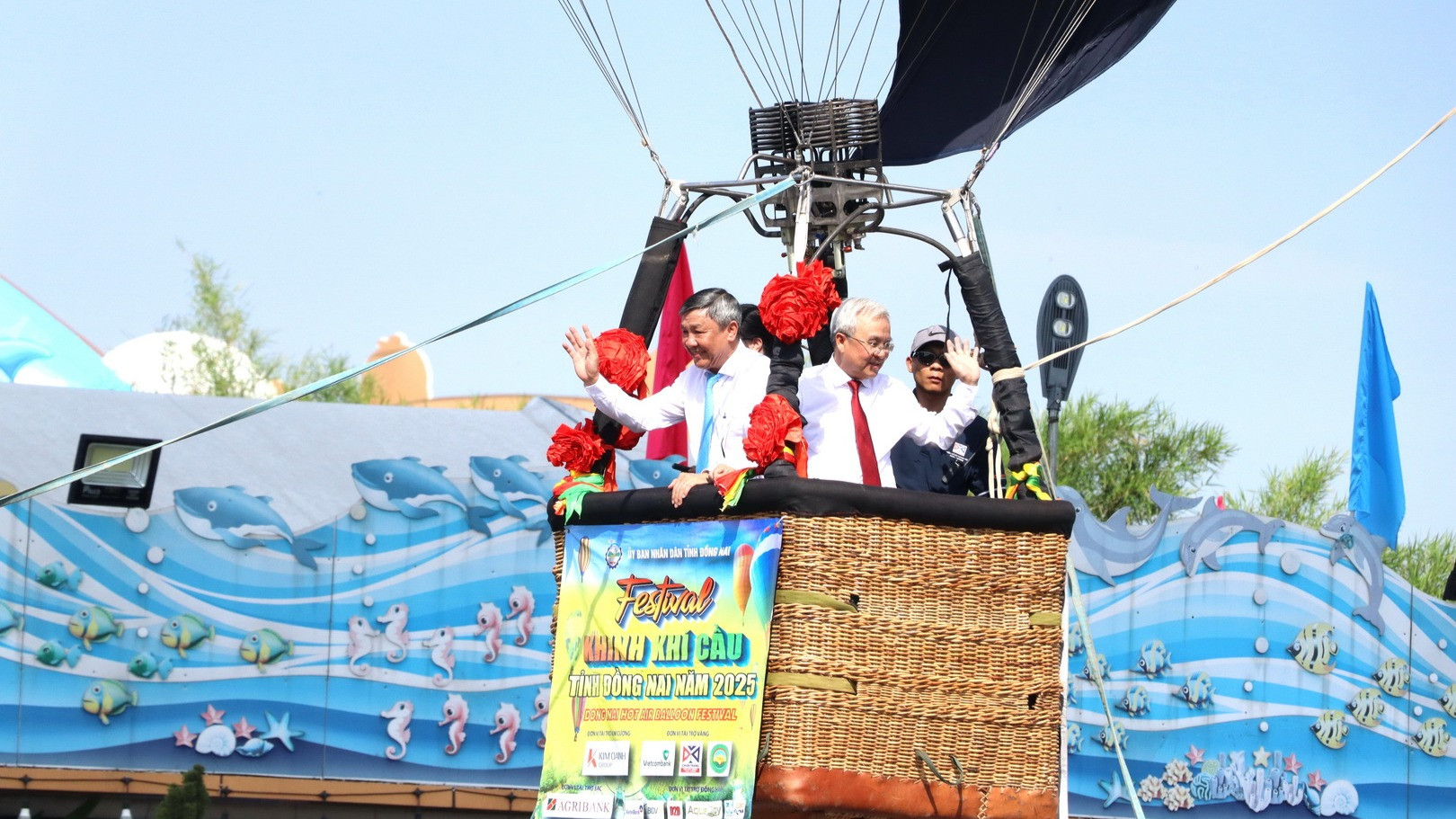 Lãnh đạo tỉnh Đồng Nai trải nghiệm bay khinh khí cầu. Lãnh đạo tỉnh Đồng Nai trải nghiệm bay khinh khí cầu.