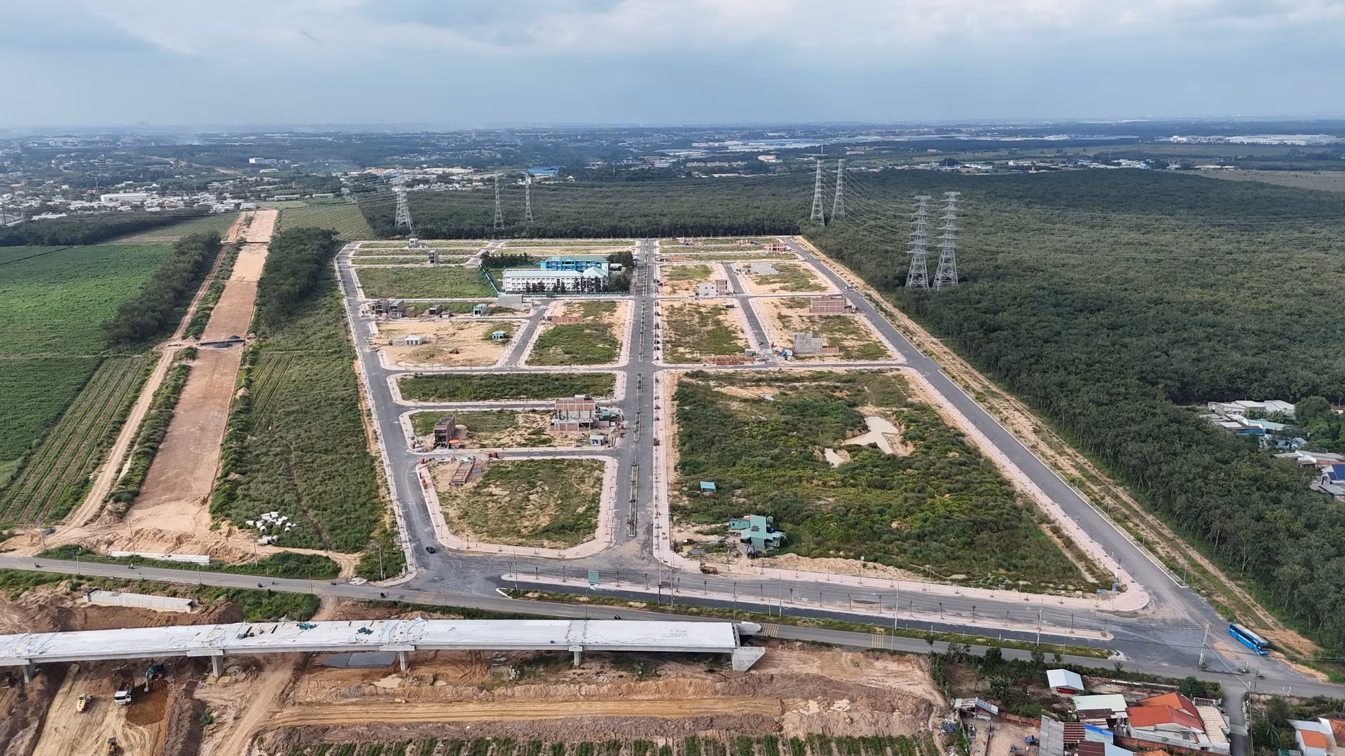 Khu tái định cư Long Đức có vị trí giao thông thuận lợi, khi nằm sát vị trí đường cao tốc Biên Hòa-Vũng Tàu và Quốc lộ 51..