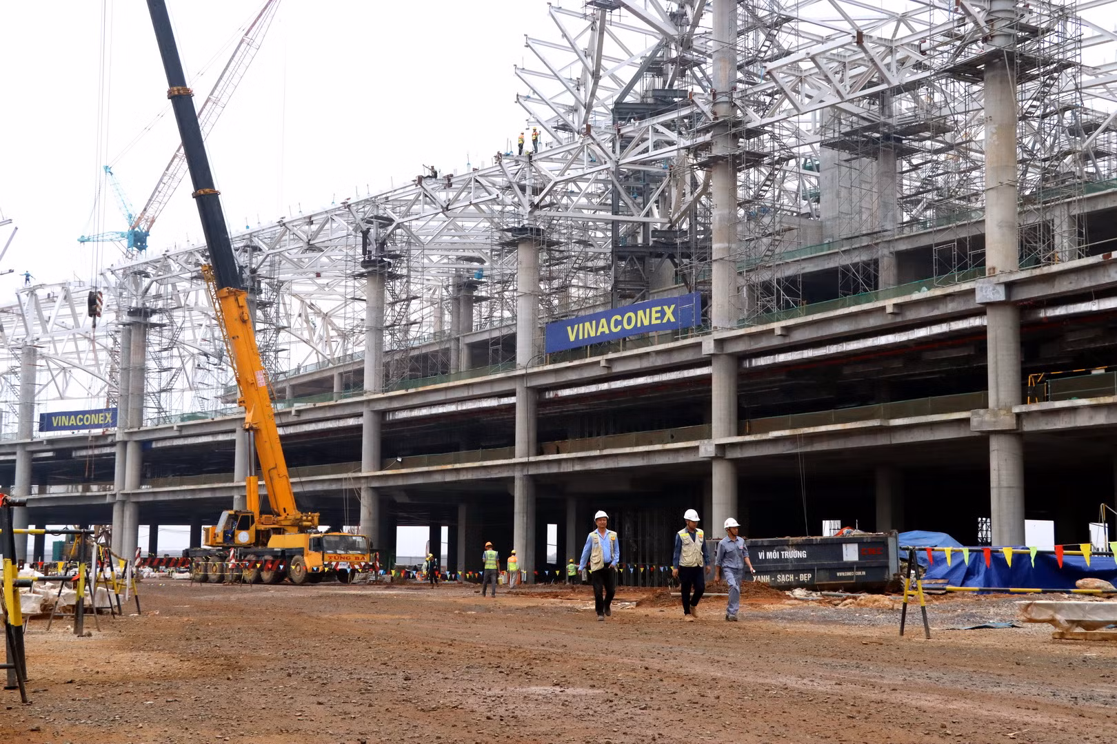 Công trình nhà ga hành khách sân bay Long Thành được khởi công từ ngày 31/8/2023, đến nay, liên danh nhà thầu đã hoàn thành toàn bộ phần bê-tông cốt thép cột, dầm sàn các lầu 1, 2, 3, 4 và cột đỡ mái. Công trình nhà ga hành khách sân bay Long Thành được khởi công từ ngày 31/8/2023, đến nay, liên danh nhà thầu đã hoàn thành toàn bộ phần bê-tông cốt thép cột, dầm sàn các lầu 1, 2, 3, 4 và cột đỡ mái.