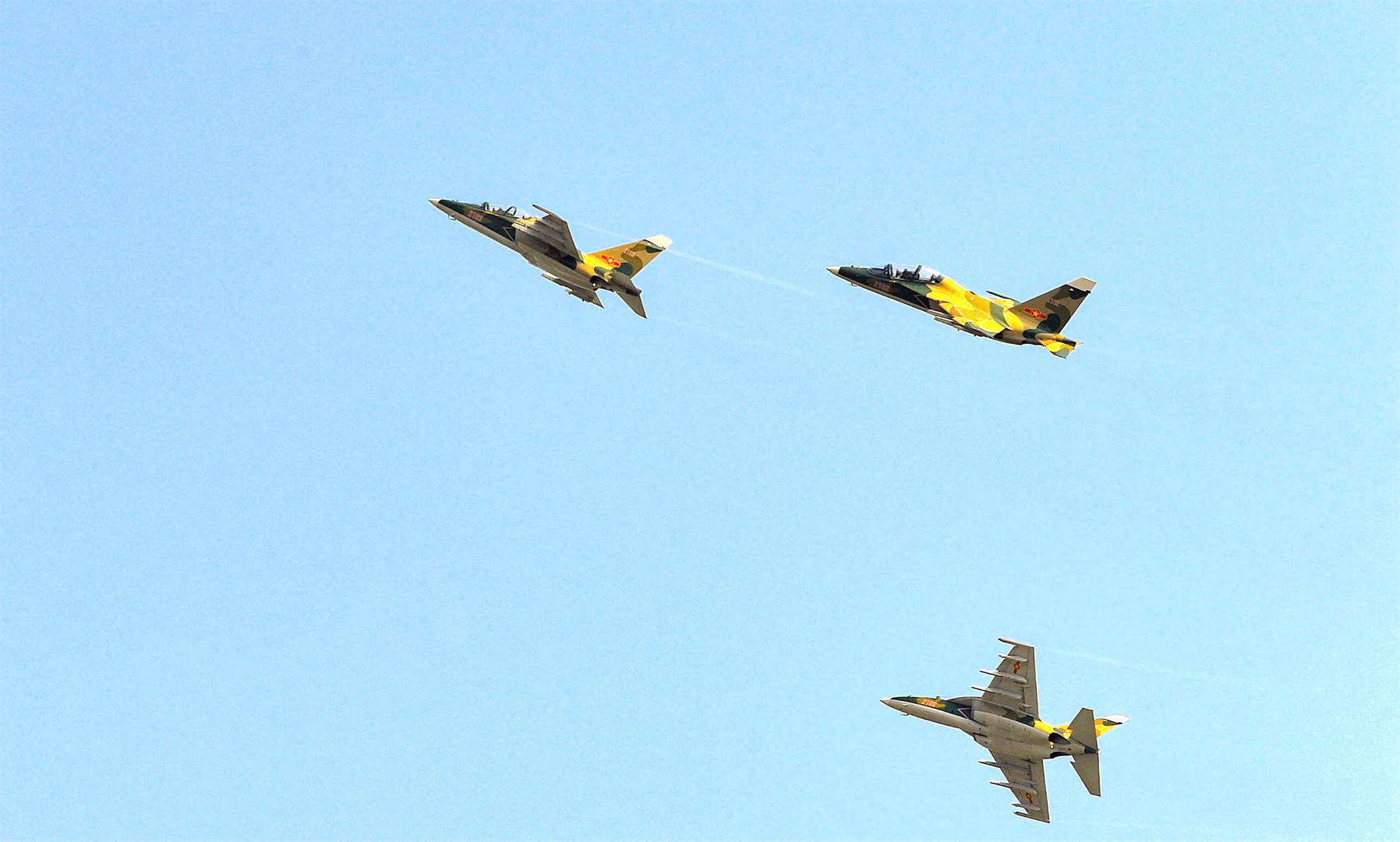 Phi đội máy bay YAK-130 luyện tập.