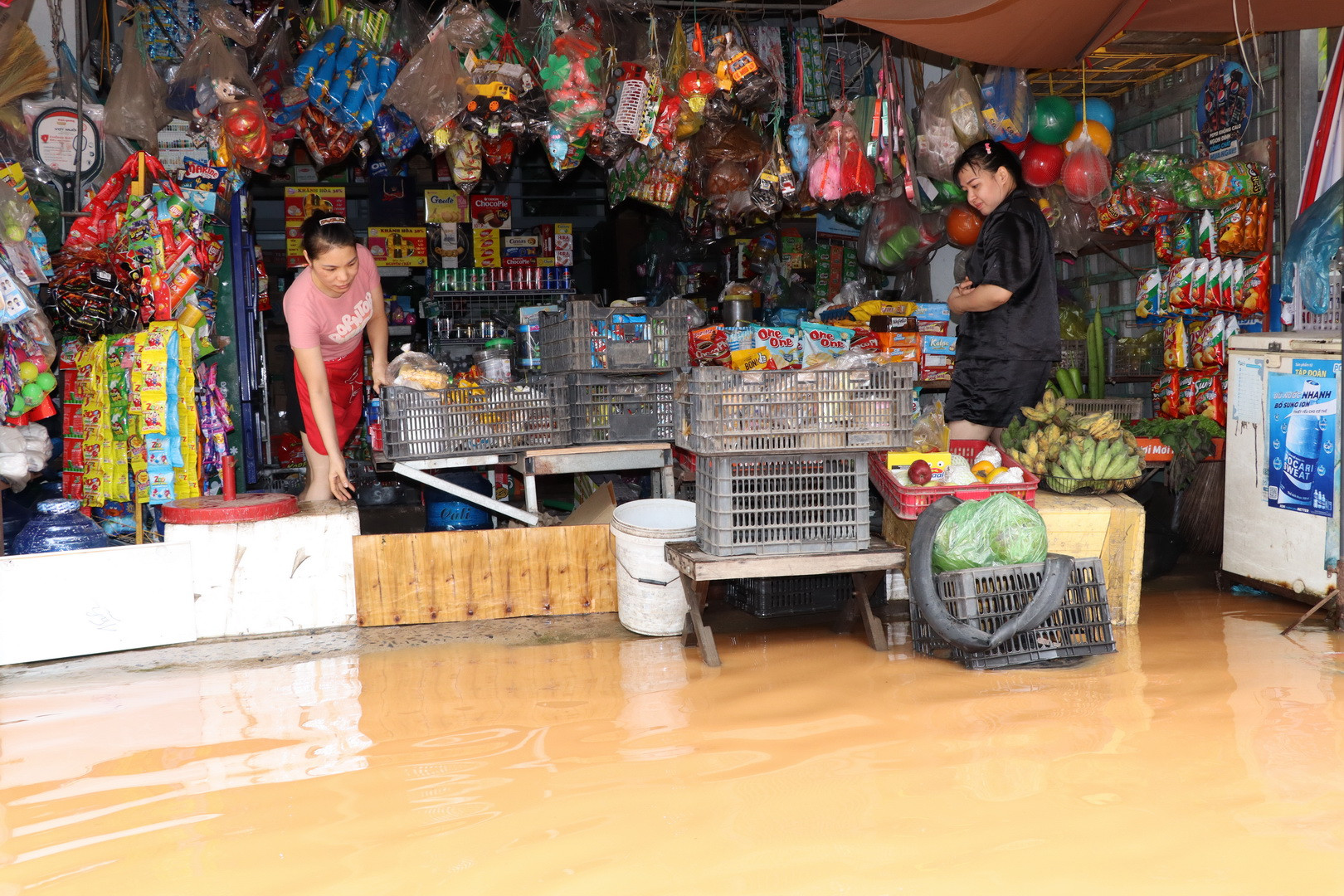 Nước ngập sâu khiến cuộc sống của nhiều hộ dân phường Phước Tân bị đảo lộn.