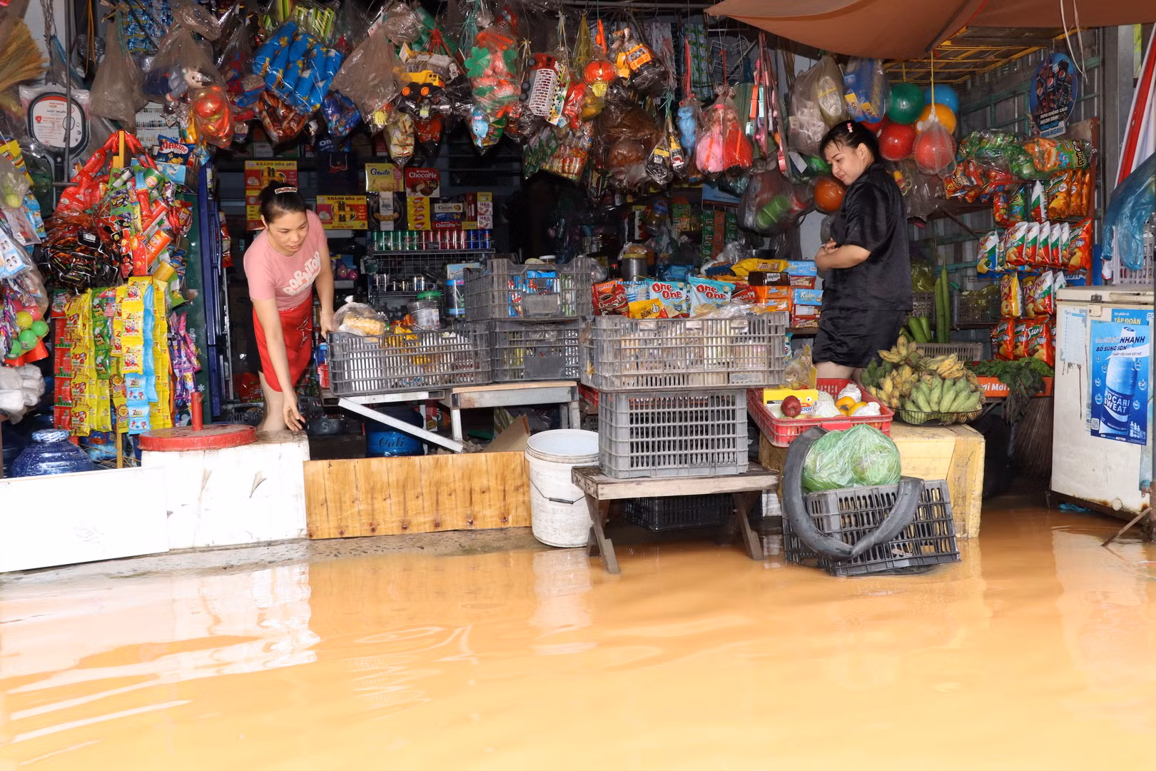 Nước ngập sâu khiến cuộc sống của nhiều hộ dân phường Phước Tân bị đảo lộn.