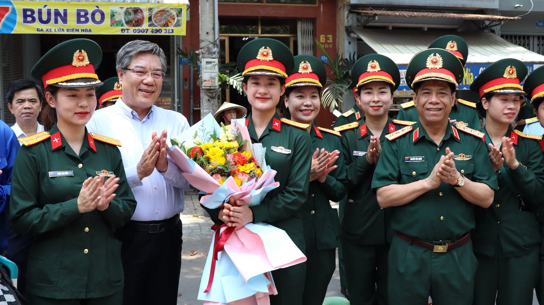 Lãnh đạo tỉnh Đồng Nai tặng hoa động viên các nữ sĩ quan.