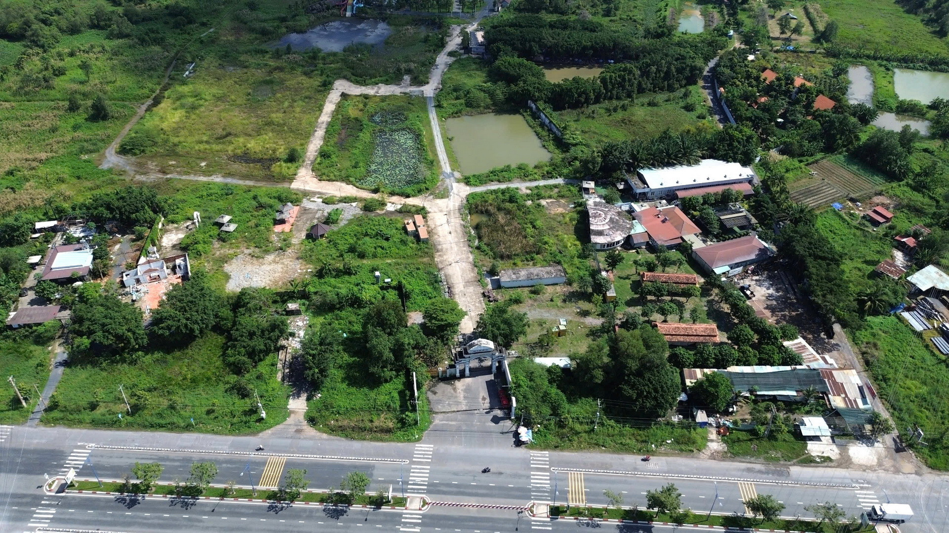 Dự án Trung tâm thương mại tại phường Hiệp Hòa có tổng diện tích gần 12ha, nằm trên trục đường Đặng Văn Trơn có tổng mức đầu tư dự án là hơn 6 nghìn tỷ đồng sắp được khởi công xây dựng. Dự án Trung tâm thương mại tại phường Hiệp Hòa có tổng diện tích gần 12ha, nằm trên trục đường Đặng Văn Trơn có tổng mức đầu tư dự án là hơn 6 nghìn tỷ đồng sắp được khởi công xây dựng.