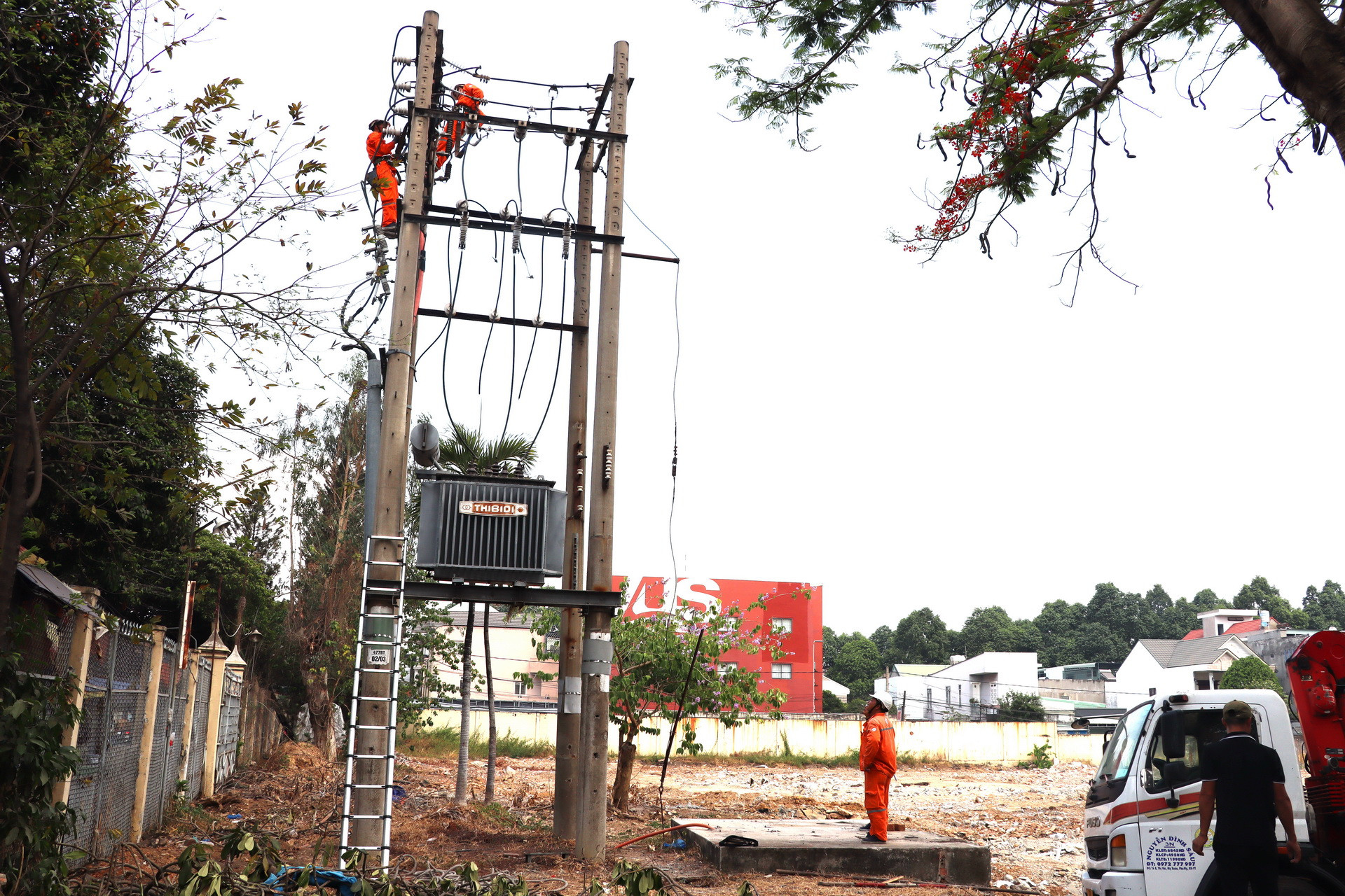 Trong ngày 18/4, công nhân ngành điện tiến hành tháo trạm biến áp tại khu đất Công ty Cổ phần Đồng Tiến cũ để hoàn tất việc bàn giao mặt bằng.