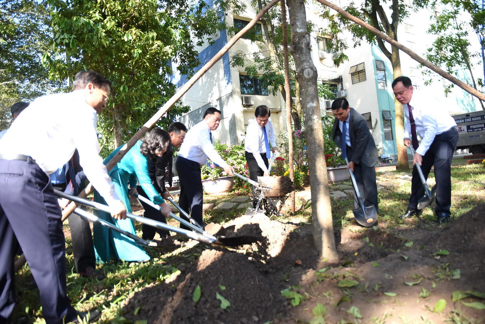 Đồng chí Nguyễn Trọng Nghĩa và các đại biểu trồng cây lưu niệm trong khuôn viên nhà trường.