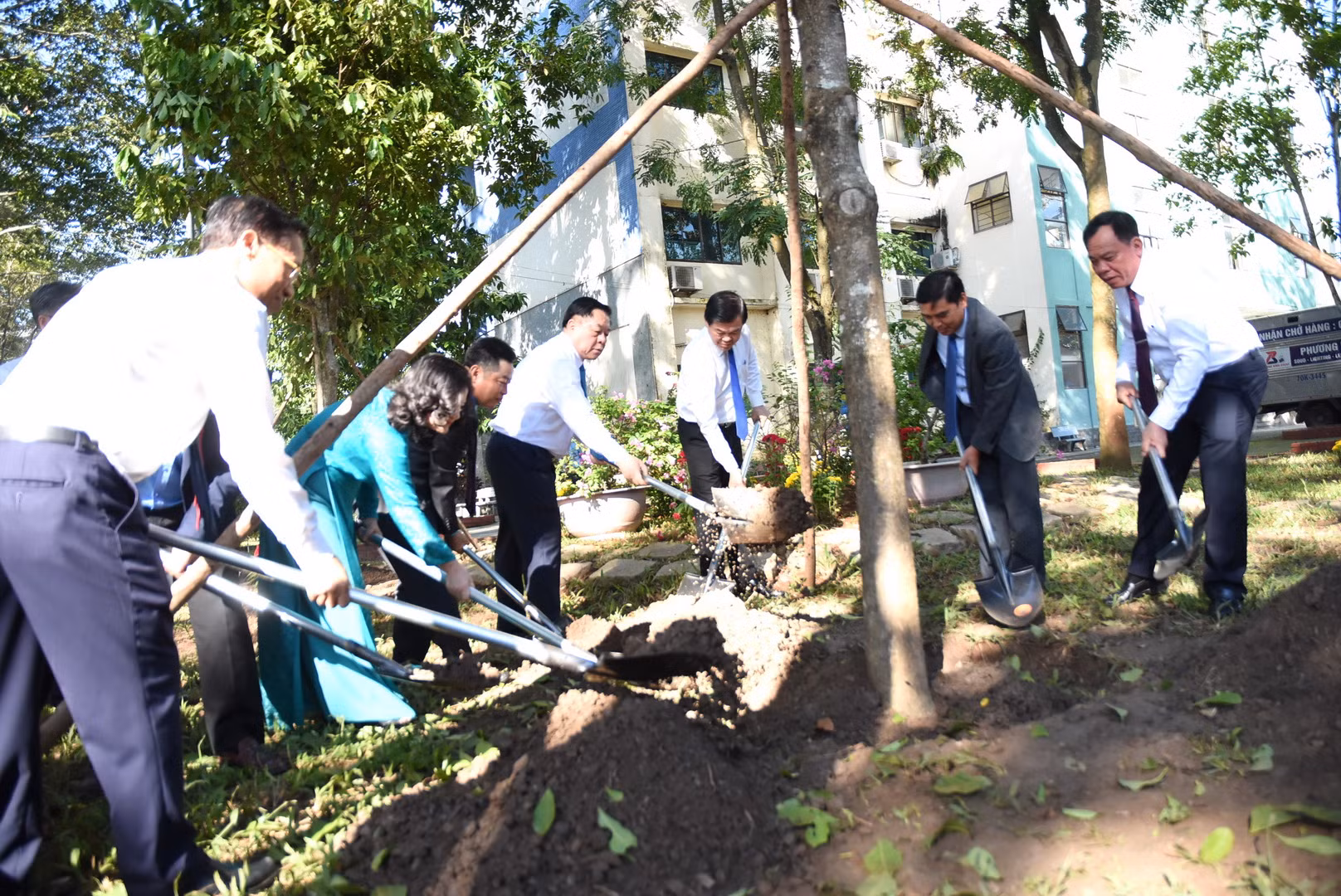 Đồng chí Nguyễn Trọng Nghĩa và các đại biểu trồng cây lưu niệm trong khuôn viên nhà trường.