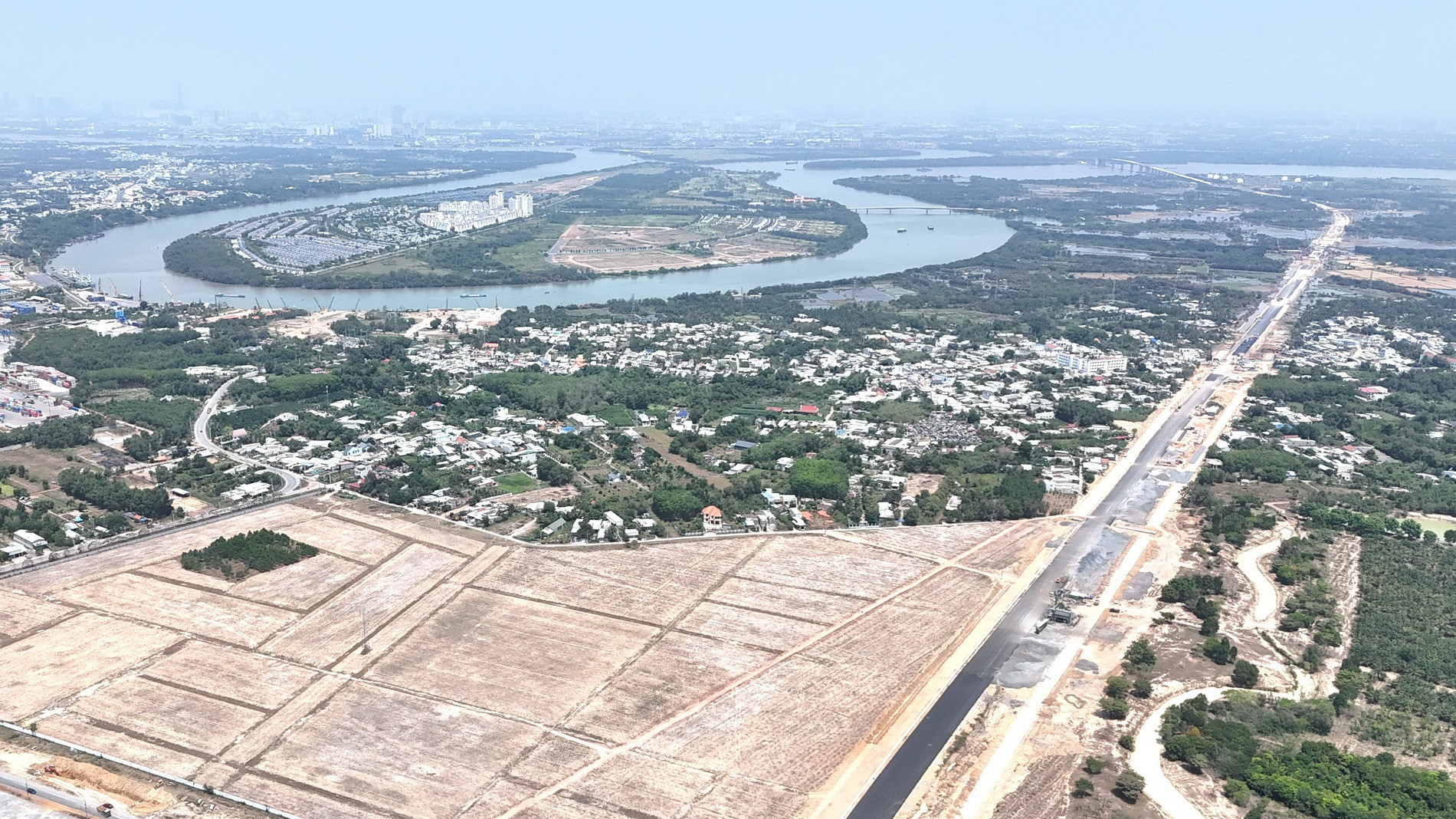 Dự án thành phần 1A, gồm 2 gói thầu xây cầu Nhơn Trạch và đường dẫn 2 đầu cầu dài 6km. Đến thời điểm này, tổng sản lượng thực hiện đạt gần 90%.