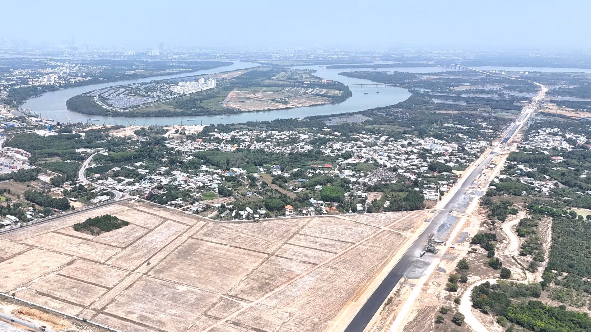 Dự án thành phần 1A, gồm 2 gói thầu xây cầu Nhơn Trạch và đường dẫn 2 đầu cầu dài 6km. Đến thời điểm này, tổng sản lượng thực hiện đạt gần 90%.