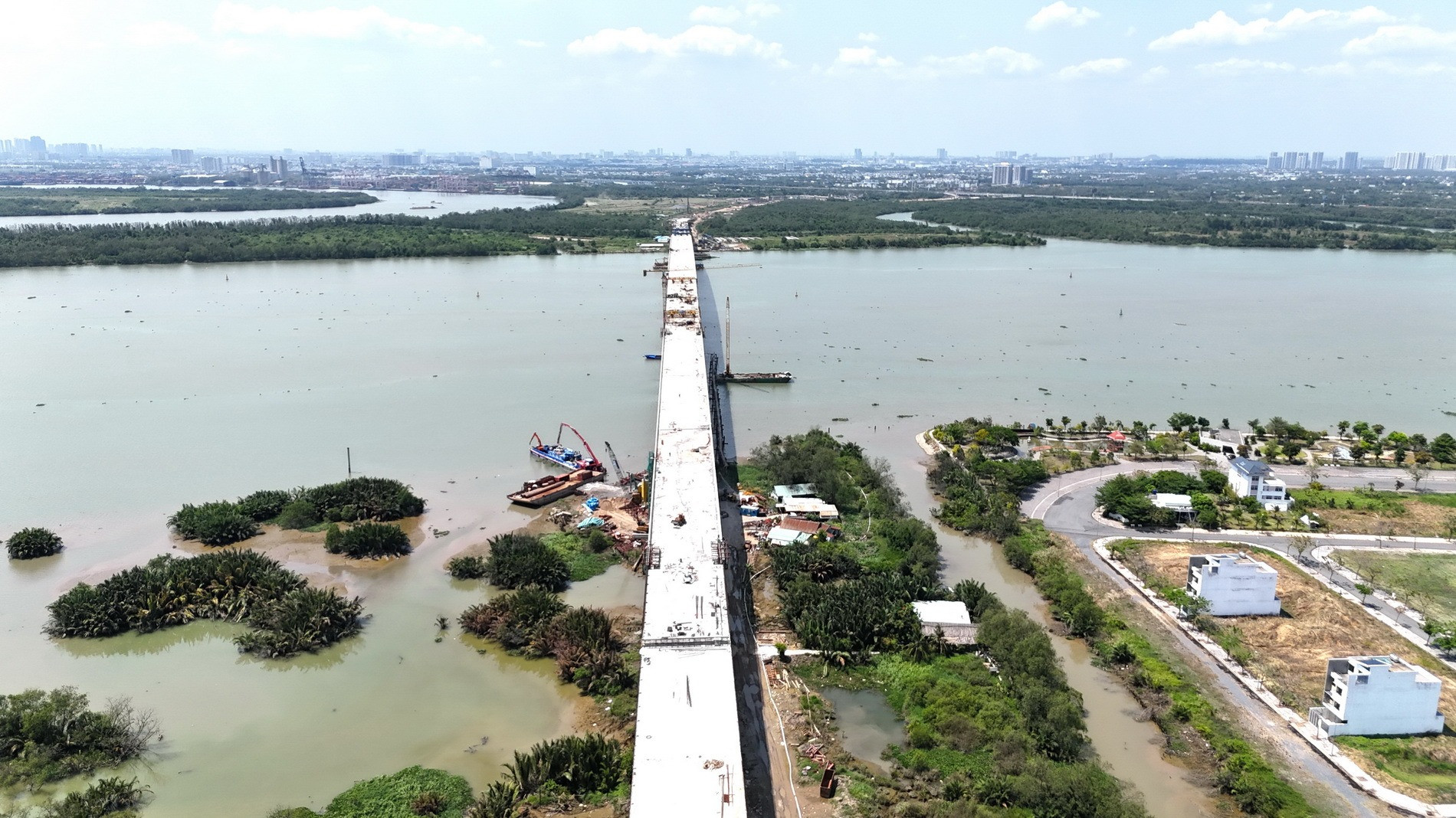 Đại diện Ban Quản lý dự án Mỹ Thuận, đơn vị chủ đầu tư cho biết, sau thời gian nỗ lực thi công với tinh thần “vượt nắng, thắng mưa”, cầu Nhơn Trạch đã được hợp long vào tối 18/3.