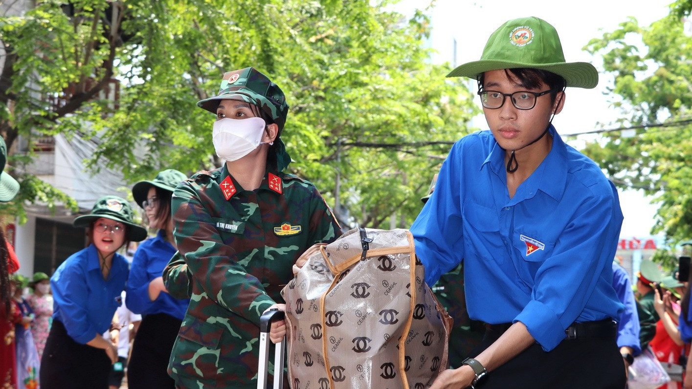 Đoàn viên thanh niên tỉnh Đồng Nai hỗ trợ đưa hành lý ra xe cho nữ sĩ quan.