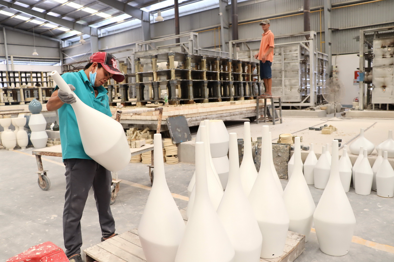 Sau khi hoàn thiện các công đoạn, sản phẩm được đưa vào lò để nung. Sau khi hoàn thiện các công đoạn, sản phẩm được đưa vào lò để nung.