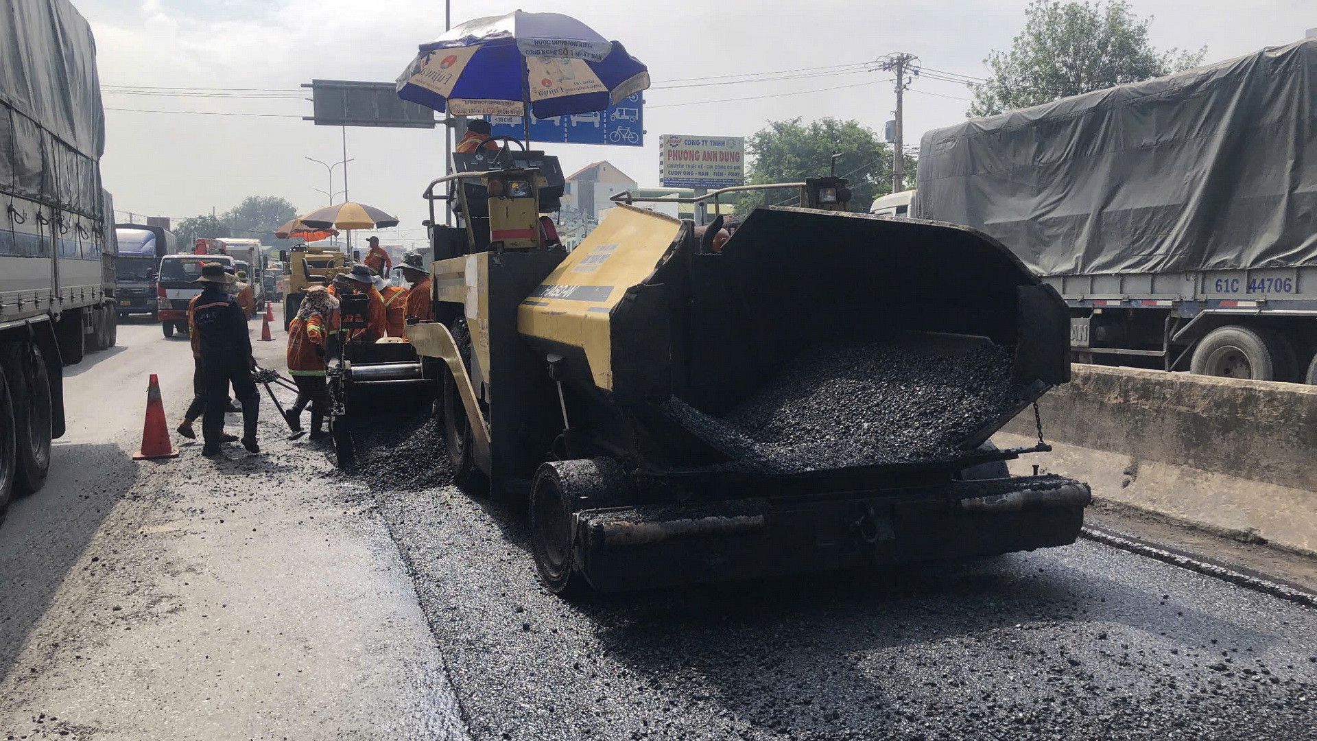 Trải thảm nhựa nóng lên mặt đường.