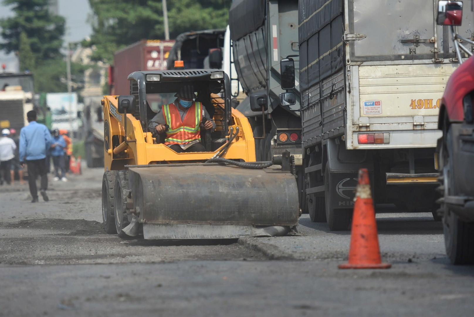 Đơn vị thi công tiến hành bóc tách lớp nhựa ở một số vị trí mặt đường bị hư hỏng khoảng 500m trước khu du lịch Sơn Tiên.