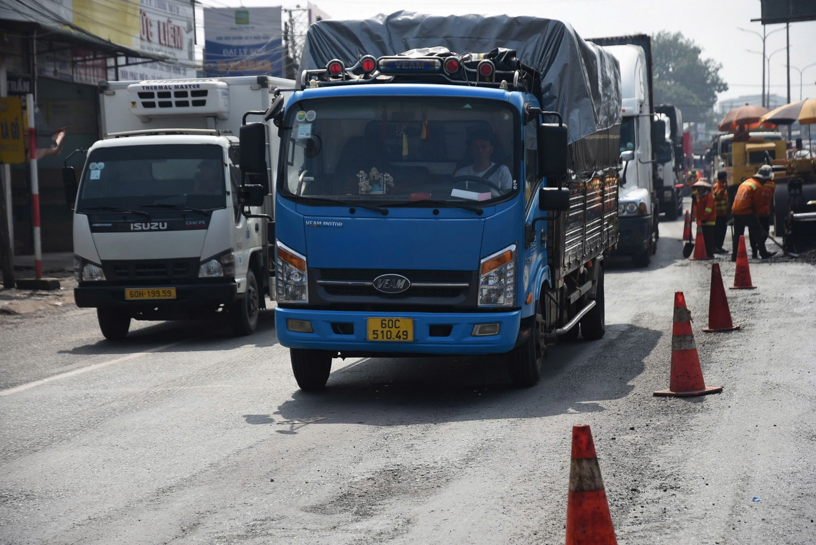 Việc thi công khiến các phương tiện lưu thông trên Quốc lộ 51 hướng từ huyện Long Thành đi thành phố Biên Hòa phải vào đường Bùi Văn Hòa, sau đó đến vòng xoay cổng 11 để ra Quốc lộ 51 trở lại.