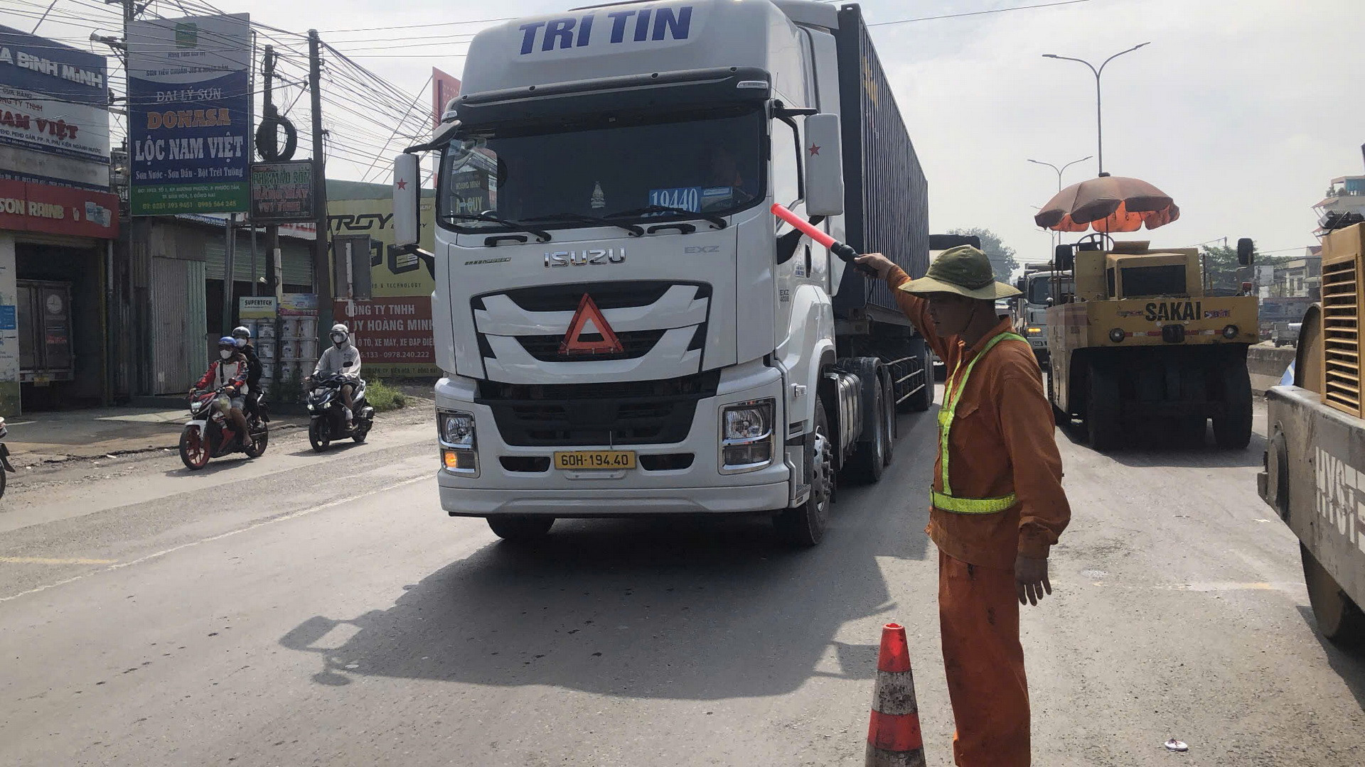 Đơn vị thi công bố trí người điều tiết giao thông để sửa chữa đoạn đường.