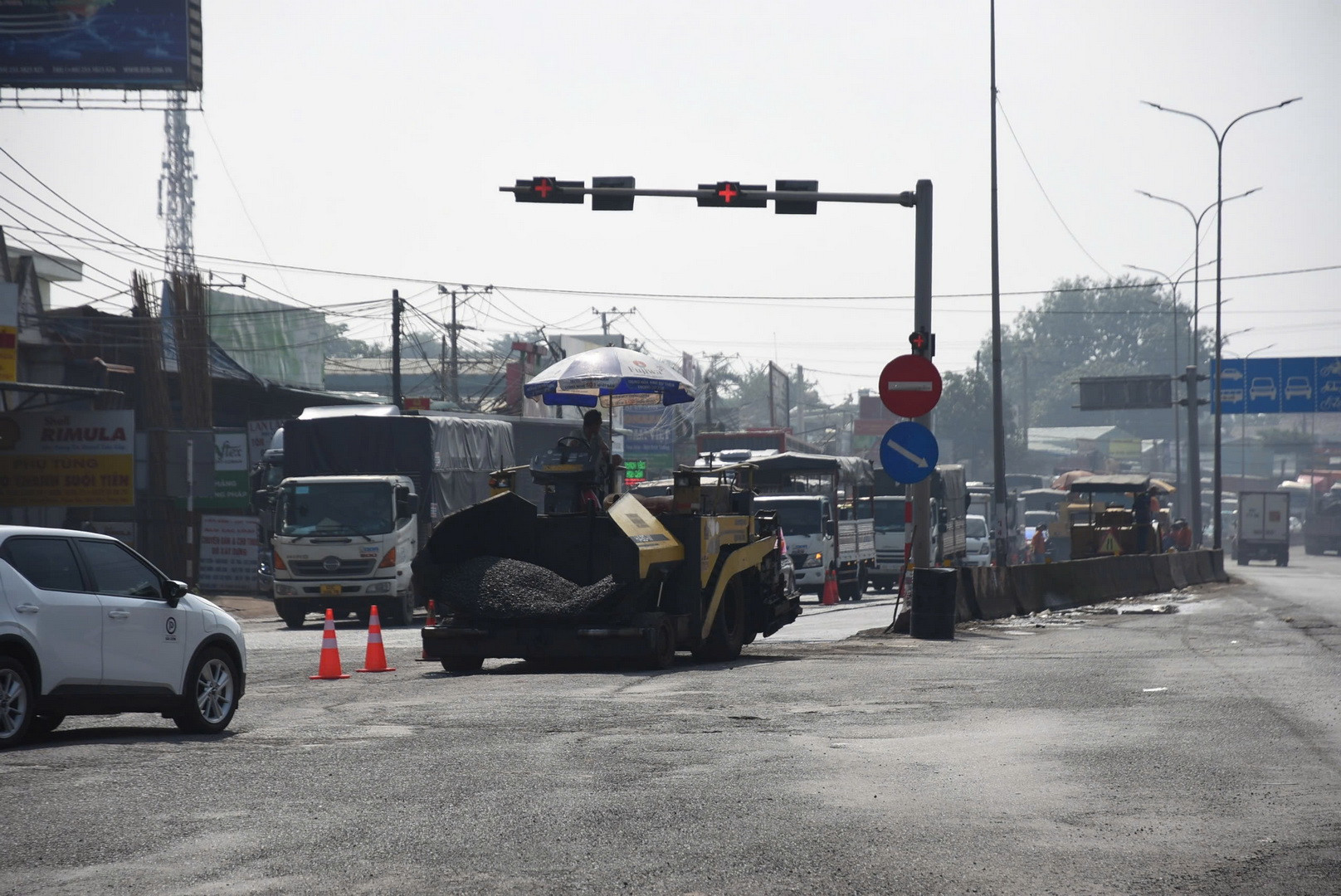 Nhiều máy móc được huy động để thi công sửa chữa đường.