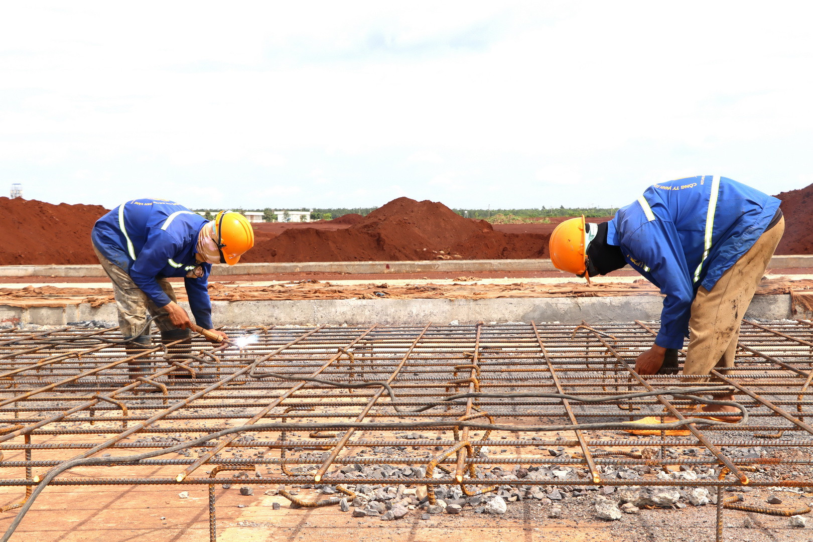 Trong khi đó, gói thầu 4.6 thi công được băng và sân đỗ máy bay đang thi công bê-tông lớp hoàn thiện.