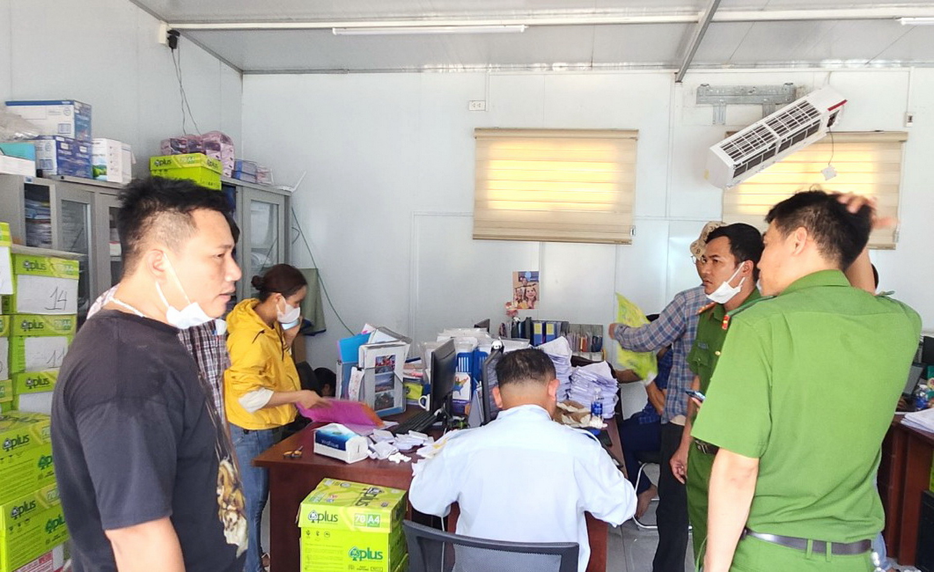 Lực lượng Công an tỉnh Đồng Nai và các ngành liên quan làm việc với đại diện Công ty Trách nhiệm hữu hạn gỗ Bình Minh để xử lý hậu quả vụ nổ.