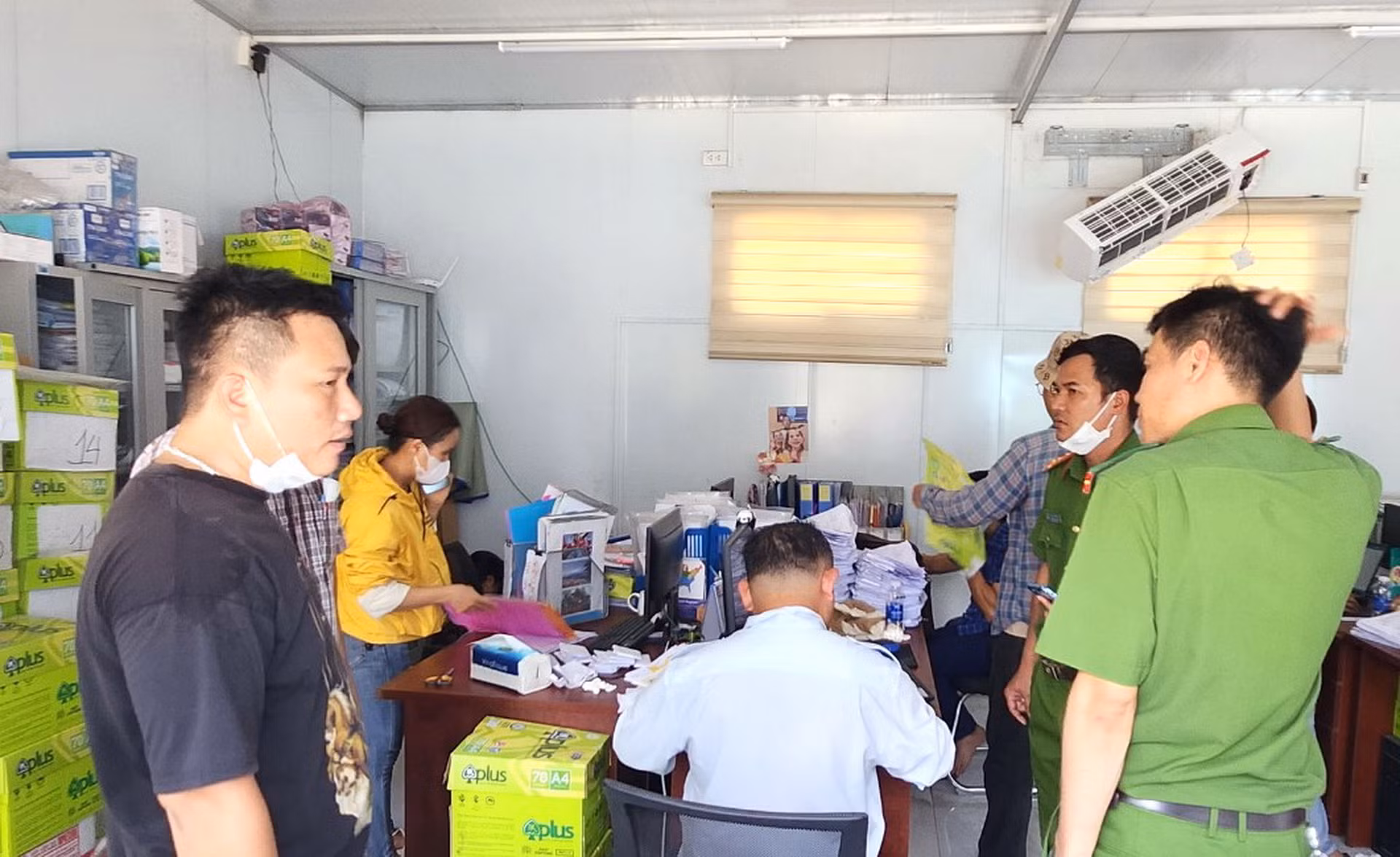 Lực lượng Công an tỉnh Đồng Nai và các ngành liên quan làm việc với đại diện Công ty Trách nhiệm hữu hạn gỗ Bình Minh để xử lý hậu quả vụ nổ.