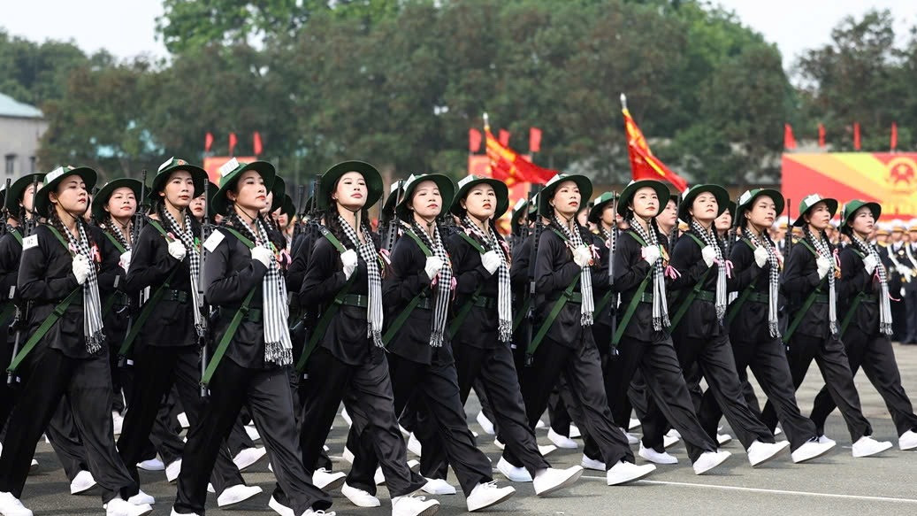 Khối nữ du kích miền nam, với áo bà ba, khăn rằn thể hiện nét duyên dáng và xinh đẹp.