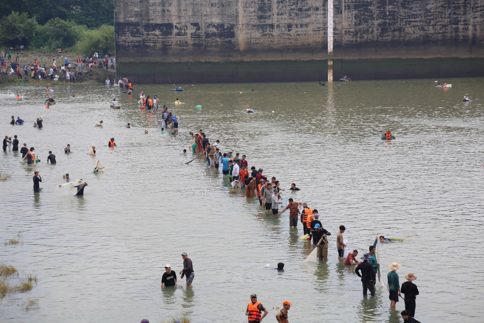 [Ảnh] Người dân bắt cá sau khi thủy điện lớn nhất miền nam ngưng xả tràn ảnh 10