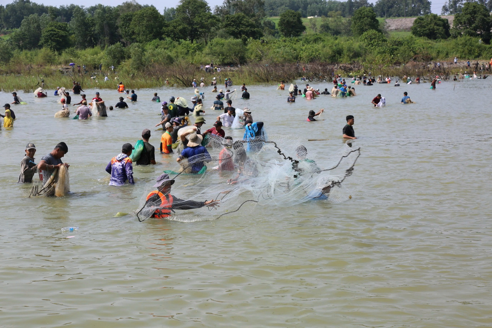 [Ảnh] Người dân bắt cá sau khi thủy điện lớn nhất miền nam ngưng xả tràn ảnh 2