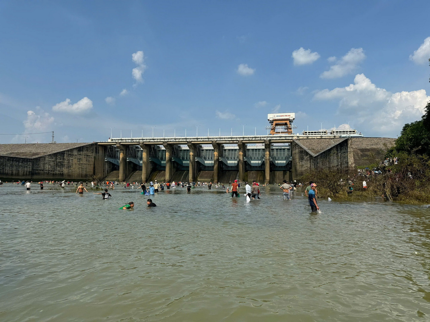 [Ảnh] Người dân bắt cá sau khi thủy điện lớn nhất miền nam ngưng xả tràn ảnh 1