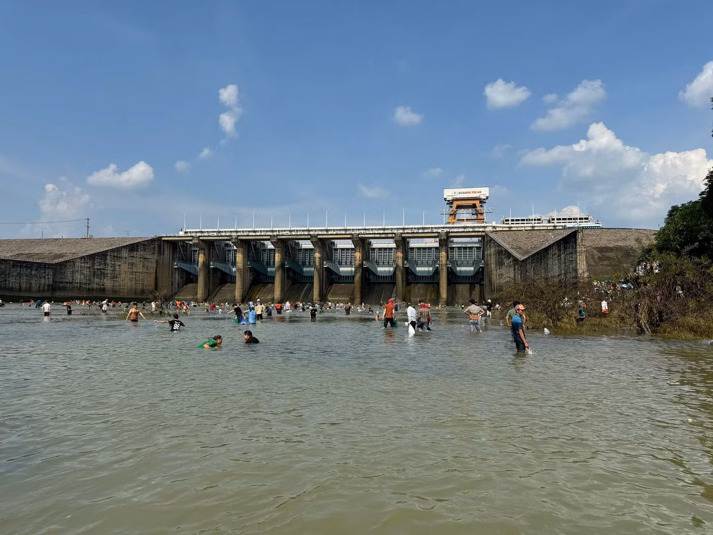 [Ảnh] Người dân bắt cá sau khi thủy điện lớn nhất miền nam ngưng xả tràn ảnh 1