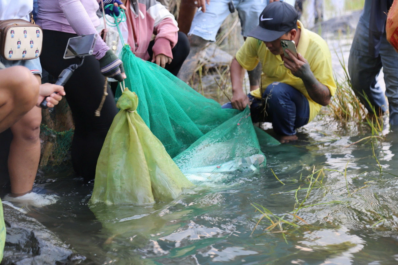 [Ảnh] Người dân bắt cá sau khi thủy điện lớn nhất miền nam ngưng xả tràn ảnh 5